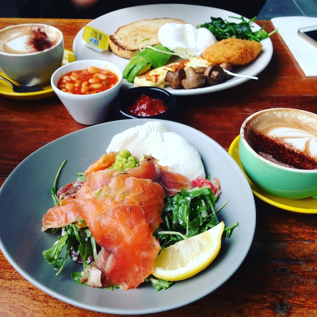 Comida fresca y saludable para el desayuno con café.