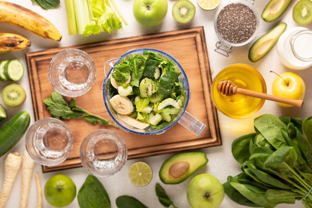 Foto comida fresca y saludable con tabla de cortar