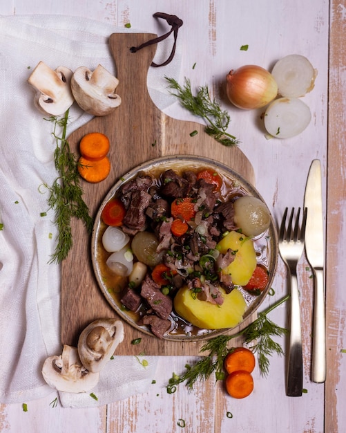 comida frita em um prato de cerâmica