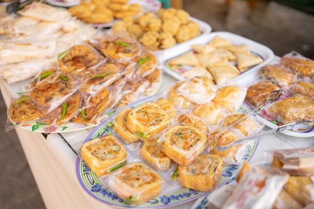 Comida frita embrulhada em plástico em um prato de servir na mesa