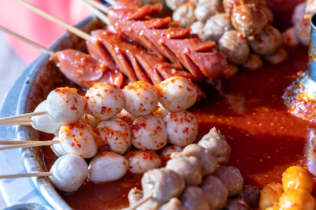 Comida frita con palos Comida estilo tailandés Comida callejera en Bangkok Tailandia