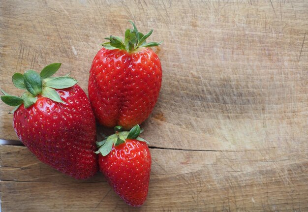 Comida de fruta de fresa en una tabla de cortar