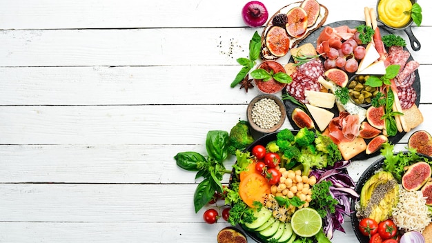 Comida Fundo branco de pratos e comida Legumes frescos Vista superior Espaço livre para o seu texto