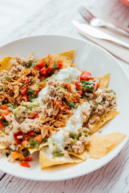 Comida Fusión Soboro Chicken Nachos: pollo salteado al estilo japonés con salsa de tomate