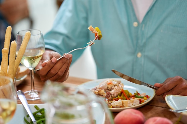 comida y gente concepto de cerca del hombre comiendo con tenedor y cuchillo