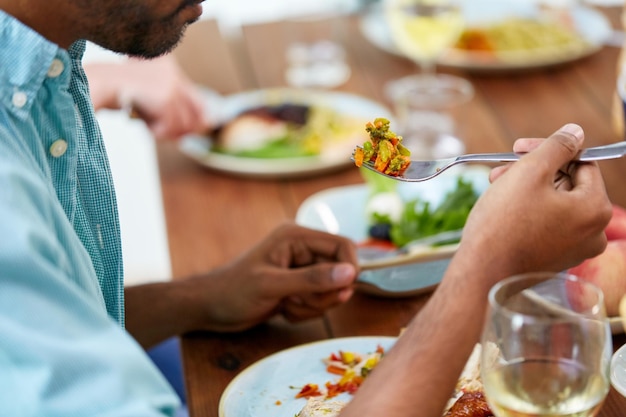 comida y gente concepto de primer plano de un hombre comiendo verduras con un tenedor