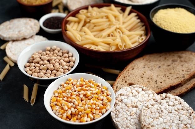 Comida sin gluten en una mesa oscura