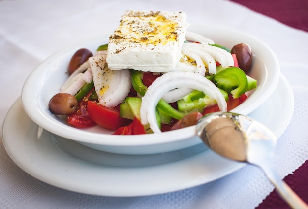 Comida grega - salada de legumes com queijo