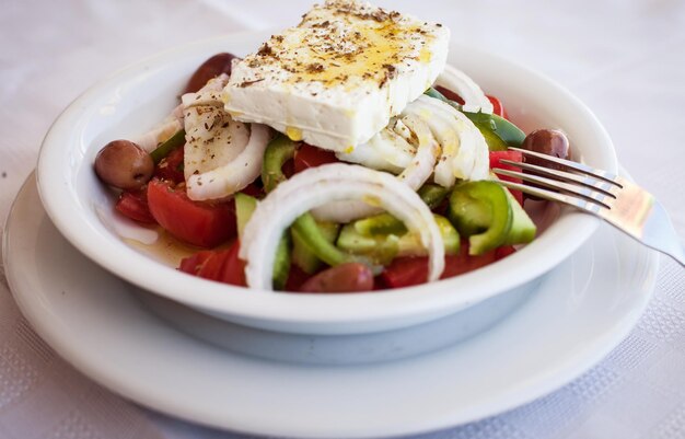 Comida grega - Salada de legumes com queijo