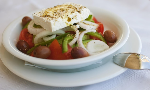 Comida grega - Salada de legumes com queijo