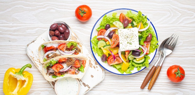 Comida grega tradicional salada grega giroscópios com carne e