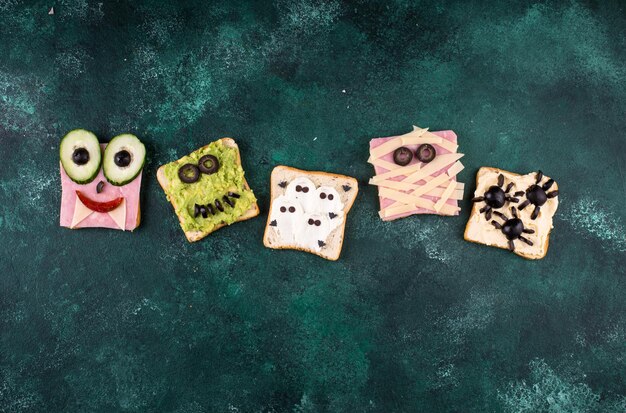 Comida de Halloween para niños monstruos tostadas