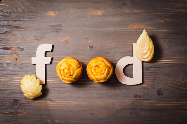 Foto la comida hermosa - flores talladas de frutas, arte de tailandia