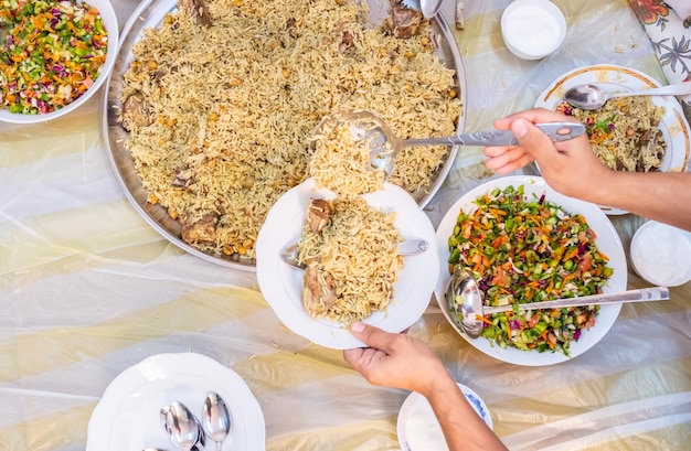 Comida iftar de família muçulmana feliz no ramadã