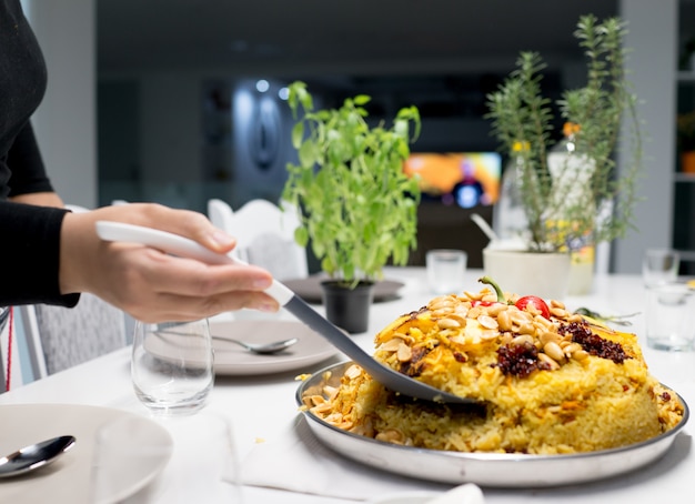 Comida iftar pronto na mesa em casa