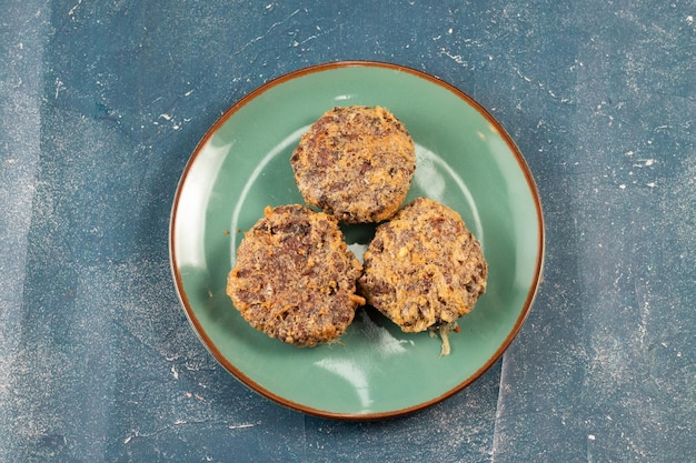 Comida india Jali kabab con salsa de tomate servida en un plato aislado en la vista superior de fondo