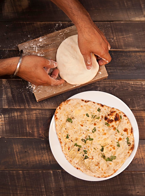 Foto comida india, naan normal, naan con ajo, naan con queso y ajo