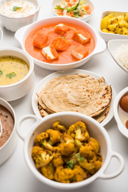 Comida india variada en grupo