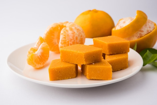 Comida indiana doce Burfi de laranja ou bolo de laranja ou santra burfi em hindi, comida de festival favorita da Índia central