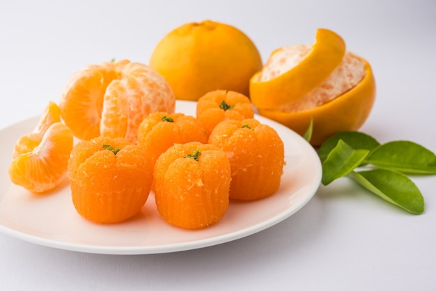 Comida indiana doce Burfi de laranja ou bolo de laranja ou santra burfi em hindi, comida de festival favorita da Índia central