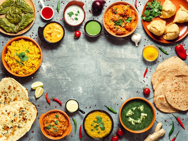 Comida indiana e pratos da culinária indiana copiam o espaço