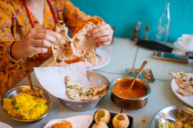 Comida indiana Frango com manteiga de caril Palak Paneer Chiken Tikka Biryani Caril de legumes Papad Dal Palak Sabji Jira Alu Arroz com açafrão na mesa