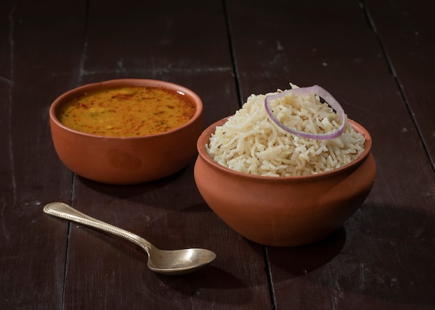 Comida indiana Jeera Rice com Dal Tadka em fundo de madeira