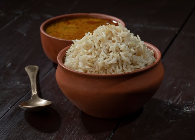 Comida indiana Jeera Rice com Dal Tadka em fundo de madeira