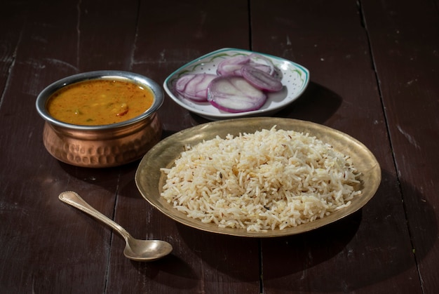 Comida indiana Jeera Rice com Dal Tadka em fundo de madeira