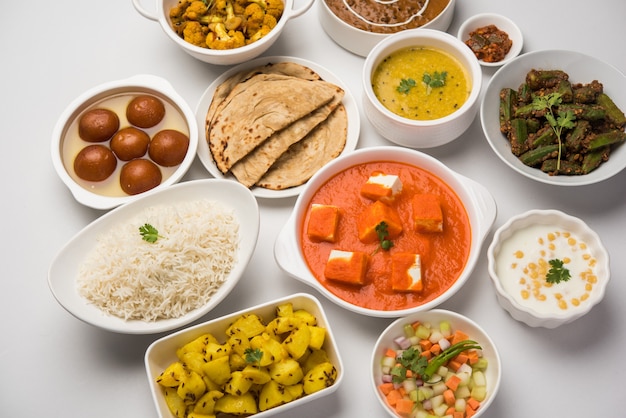 Comida indiana variada em grupo