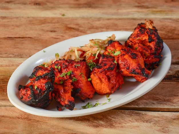 Comida indiana variada Quibe de angara de frango em fundo de madeira Pratos e aperitivos de foco seletivo de cozinha indiana
