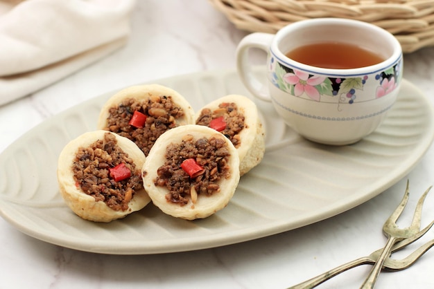 Comida indonésia kue talam oncom