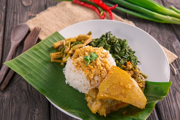 Comida indonésia nasi padang