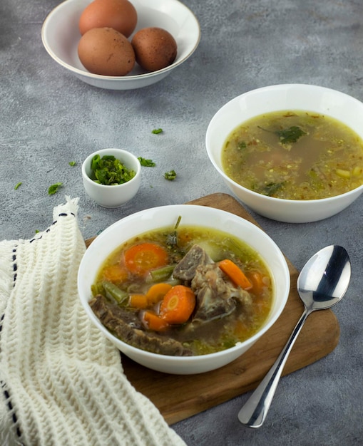 Foto comida indonésia, sopa de costela de boi com cenoura e legumes misturados