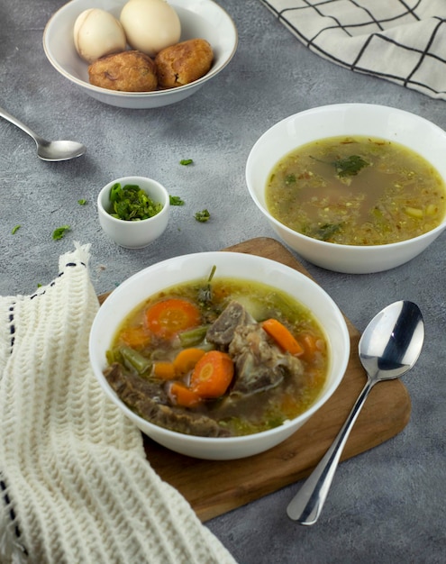 Comida indonésia, sopa de costela de boi com cenoura e legumes misturados