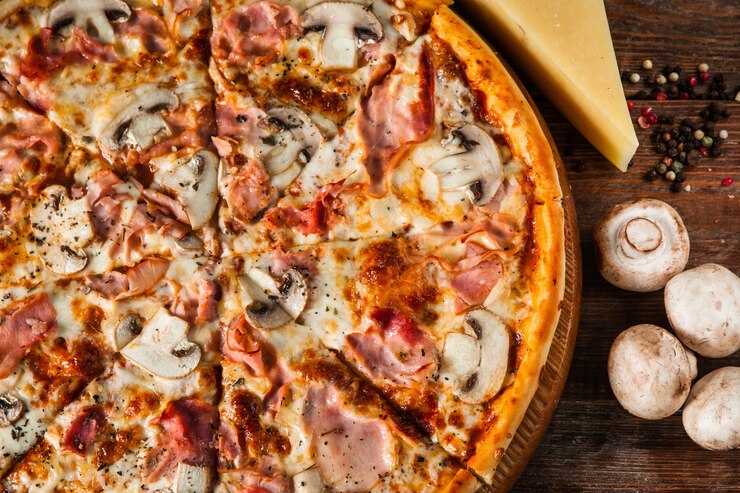 Comida italiana apetitosa. Pizza assada quente com salame, pimenta gelada, tomate e queijo servida em mesa de madeira enferrujada com vista de cima dos ingredientes