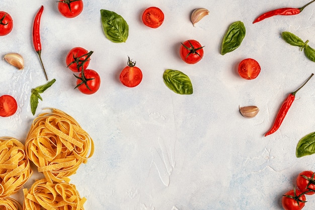 Comida italiana com macarrão, temperos e legumes.