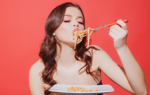 Comida italiana de macarrão da italia espaguete culinária italiana garota sexy comendo macarrão menu saudável