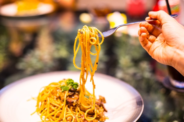 Comida italiana de espaguetis en el plato blanco