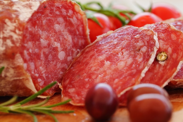 Comida italiana gourmet, primer plano de salami ++ 2620