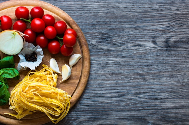 Comida italiana ingredientes para cozinhar macarrão de tomate