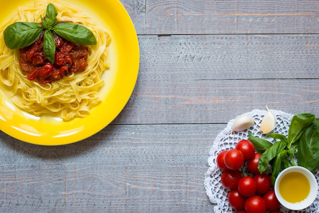 Comida italiana ingredientes para cozinhar macarrão de tomate