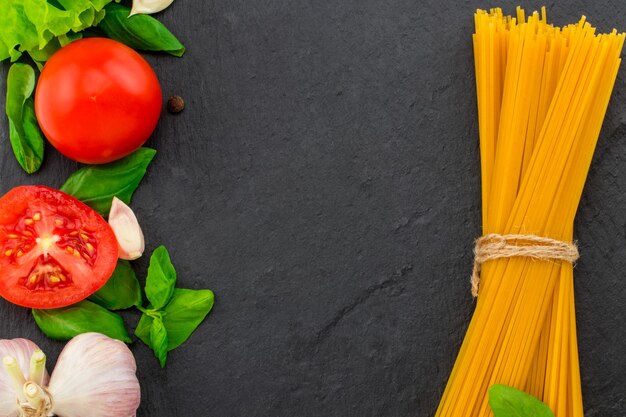 Comida italiana. Ingredientes de la pasta en la mesa de piedra