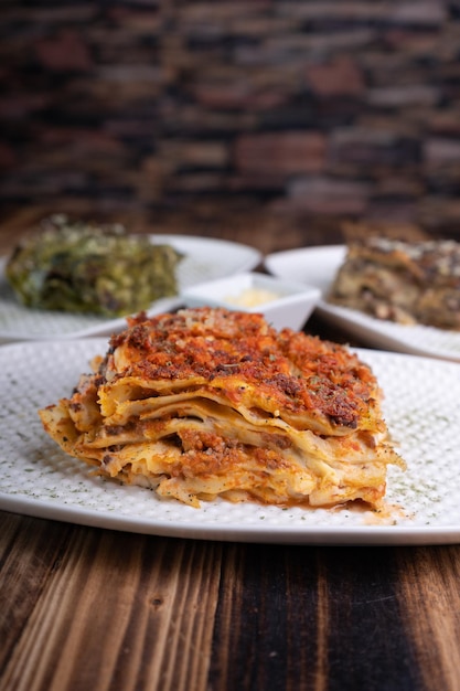 Foto comida italiana lasanha na mesa de um típico restaurante italiano