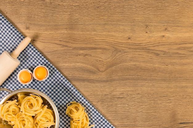 Comida italiana y materias primas sobre fondo de madera. Vista superior con espacio para el texto.