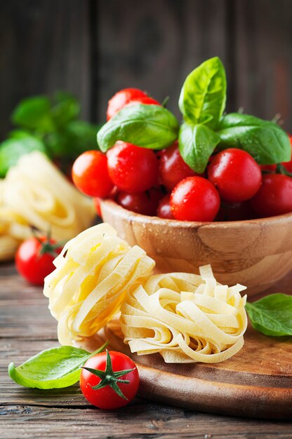 comida italiana con pasta, albahaca y tomate