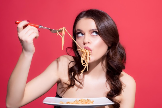 Comida italiana. Pasta de espagueti. Cocina italiana. Chica sexy comiendo pasta. Menú saludable.