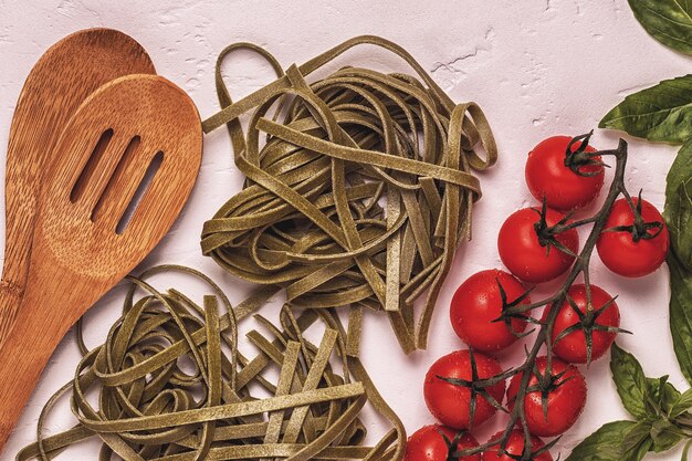 Comida italiana con pasta, especias y verduras.