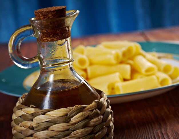 Comida italiana. pasta rigatoni.farm-style