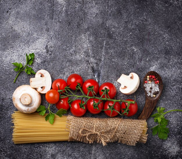 Comida italiana. Pasta, tomates, setas